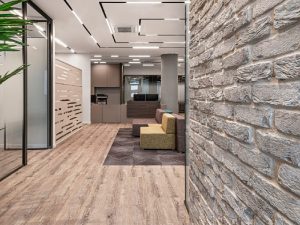 פרויקט קירות בריקים ופרקטים, יעל זילברברג מעצבת פנים - סקויה