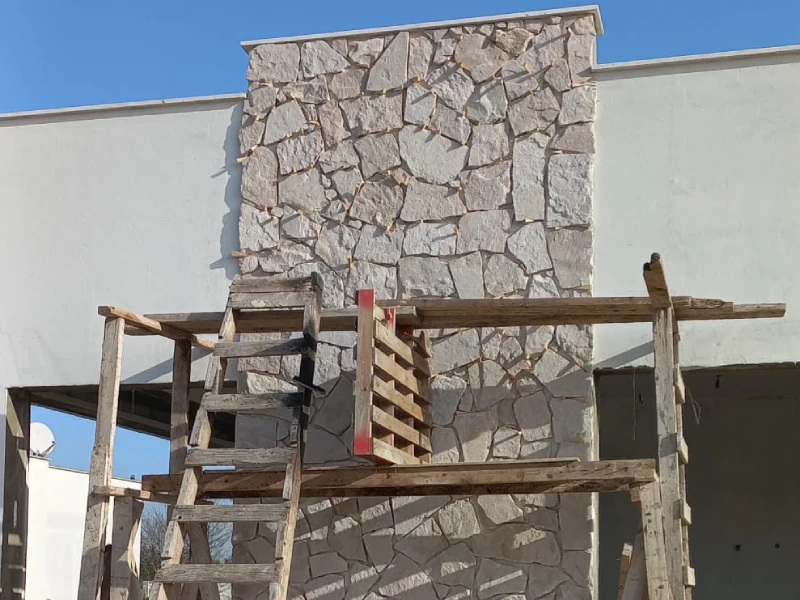 חיפוי אבן לקט טבעית על קיר חיצוני בבית ברמת הגולן